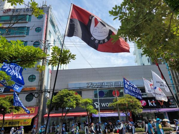 Malangchism and its flag at the scene of protest